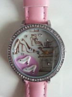 Reloj con miniatura en su interior